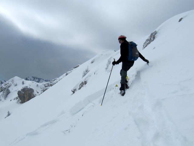 Du haut, Josué fait partir une petite plaque...