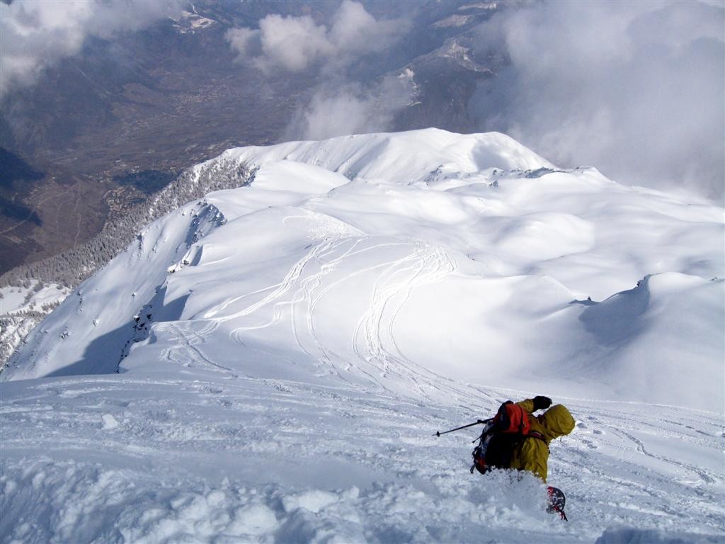 Descente royale dans une poudreuse de rêve - vue sur Martigny et la vallée du Rhône