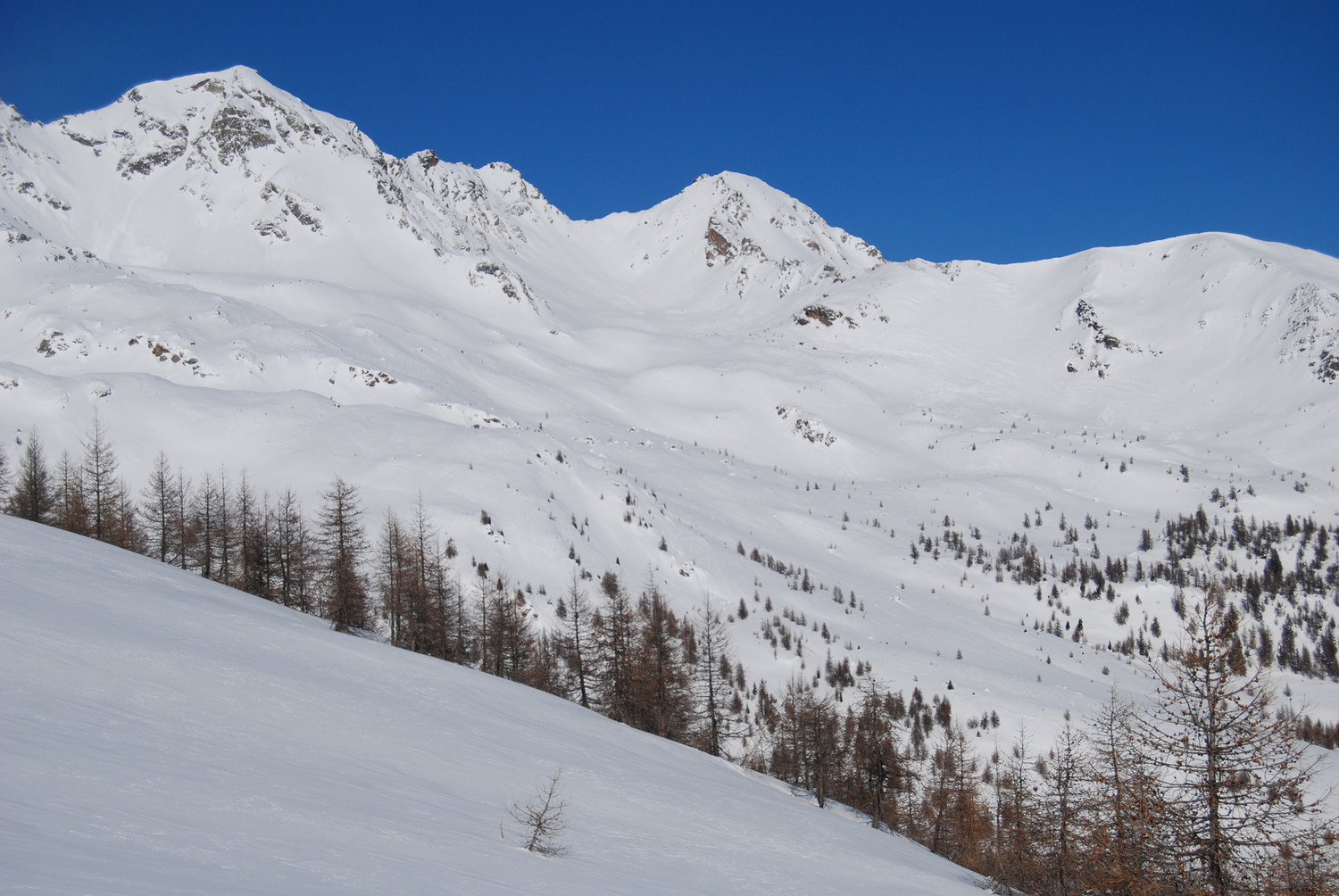 La Cima Malgina 2877 m a sx e la Cima dei Laghi 2794 m durante la salita al Piz Cancan.
