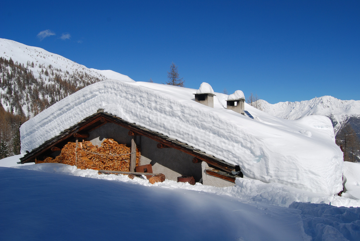 Il rifugio Anzana 2055 m a Pescia Alta, con circa 150/170 cm di neve sul tetto!