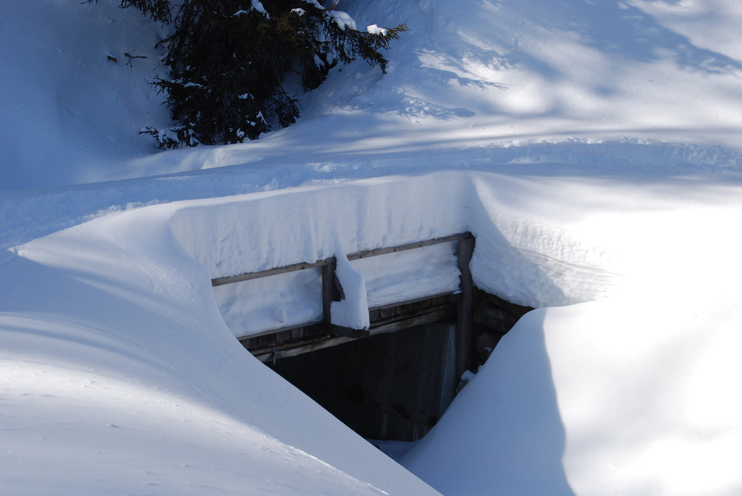 Il ponte di 1950 m in Val Saent, con circa 160/170 cm di neve al suolo.