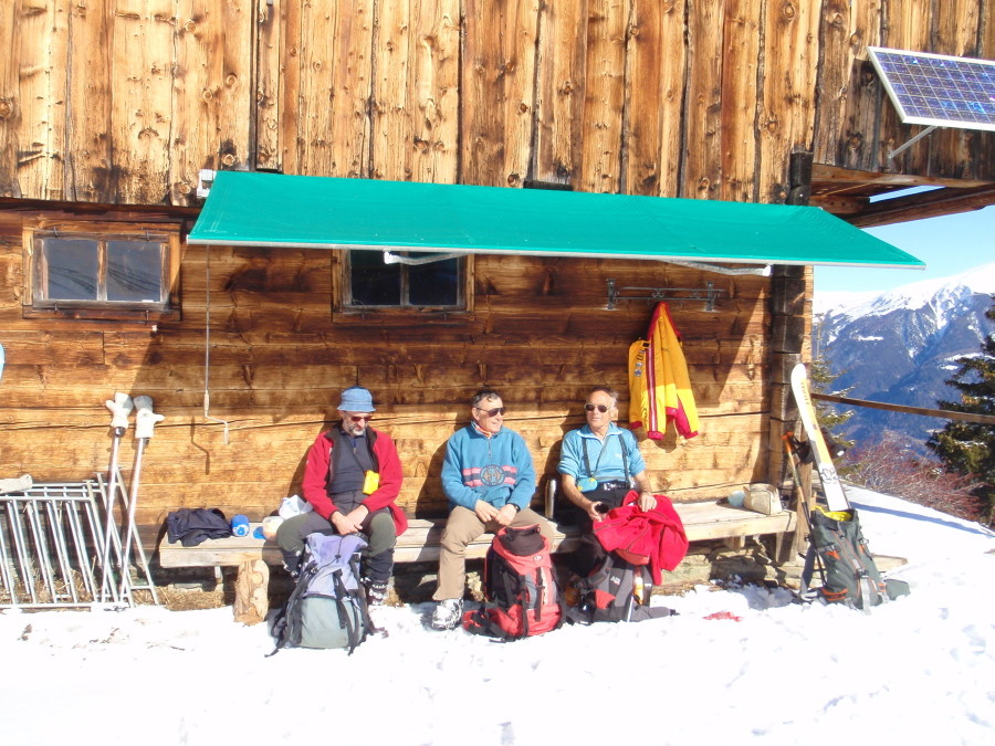 in sosta al riparo dal sole sotto la tenda