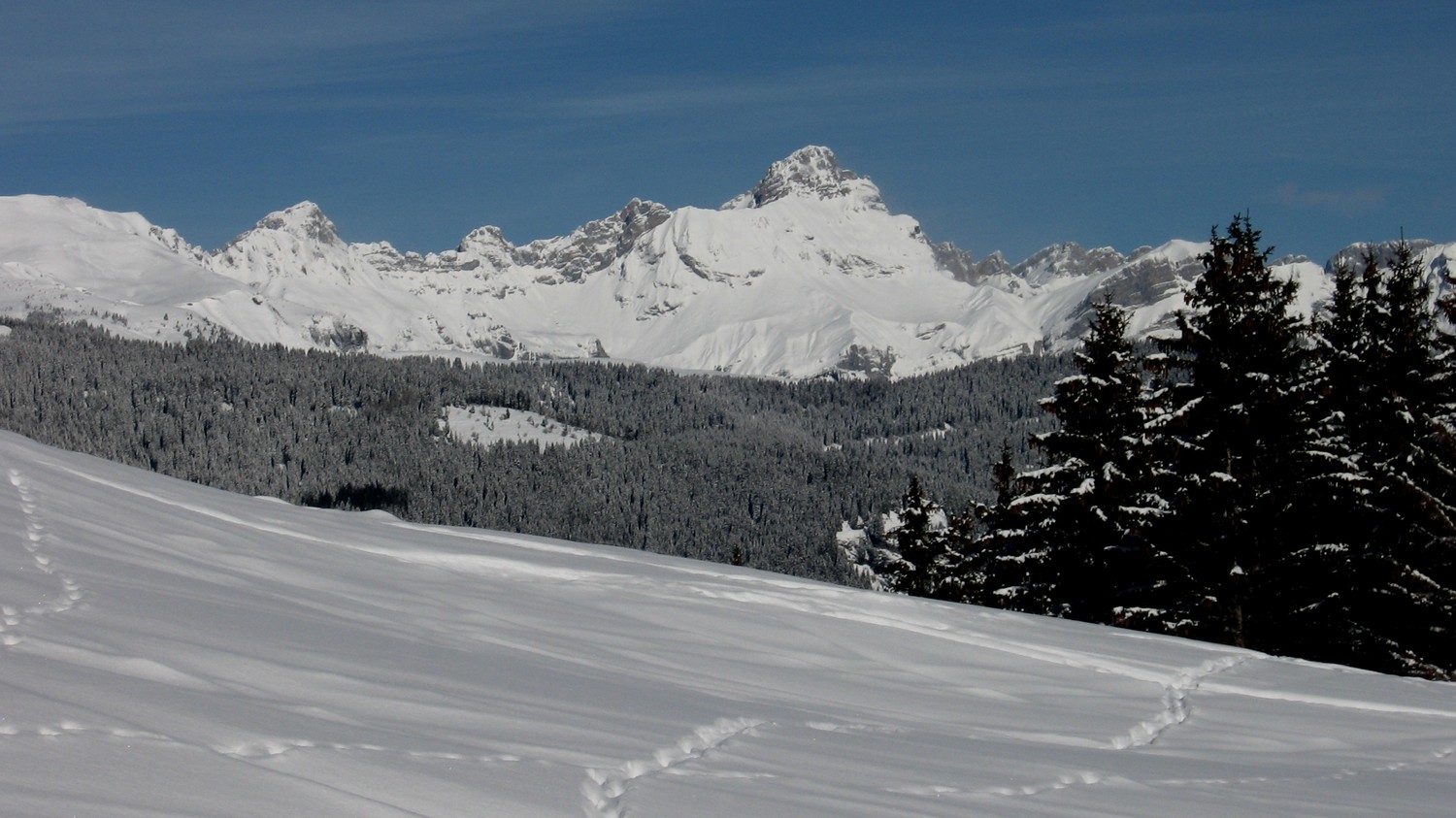 Vue vers la Pointe Percée et les Aravis