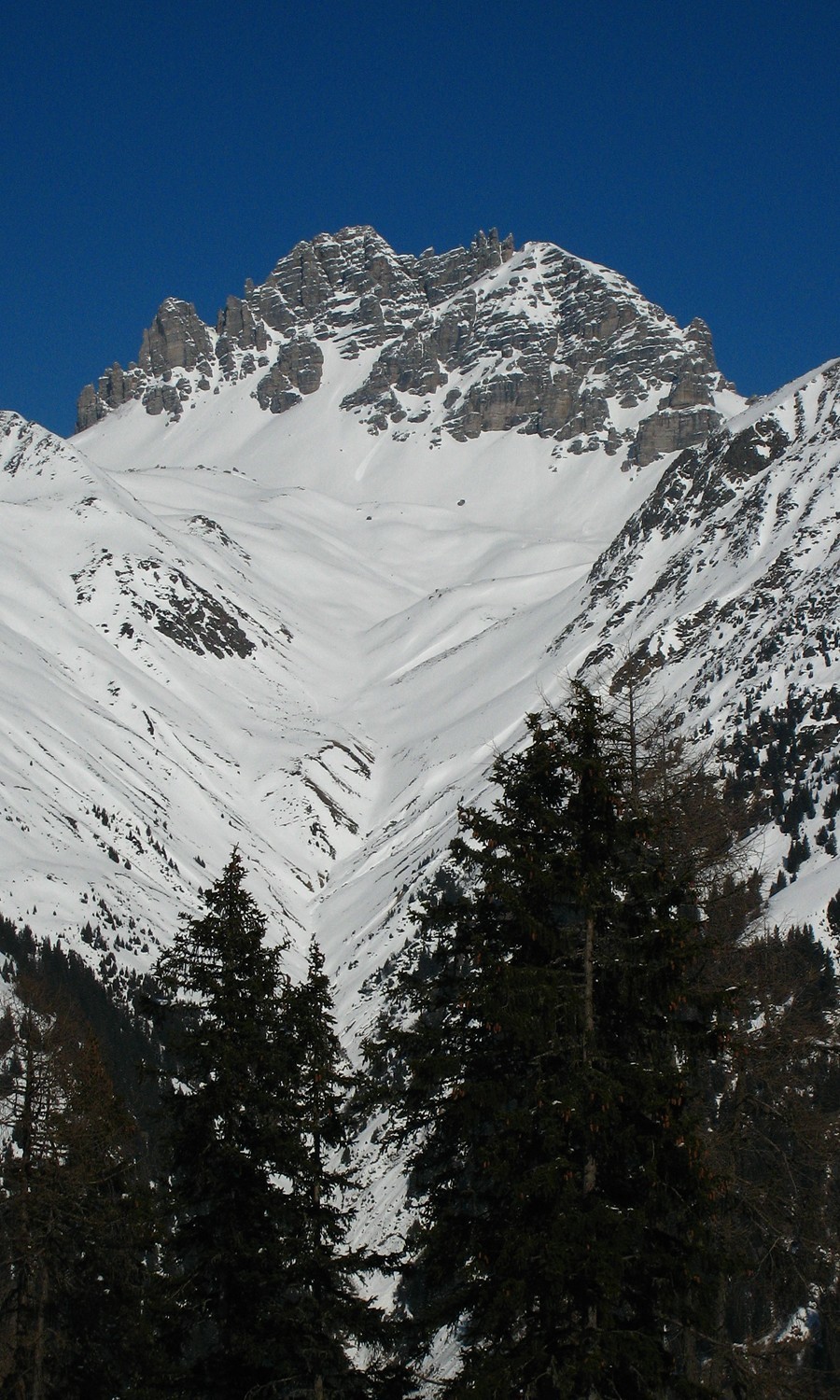 En rive G de l'Obergbergtal, la face S du Schlicker Seespitze et les trois doigts caractéristiques du Schlicker Manndln sur l'arête S