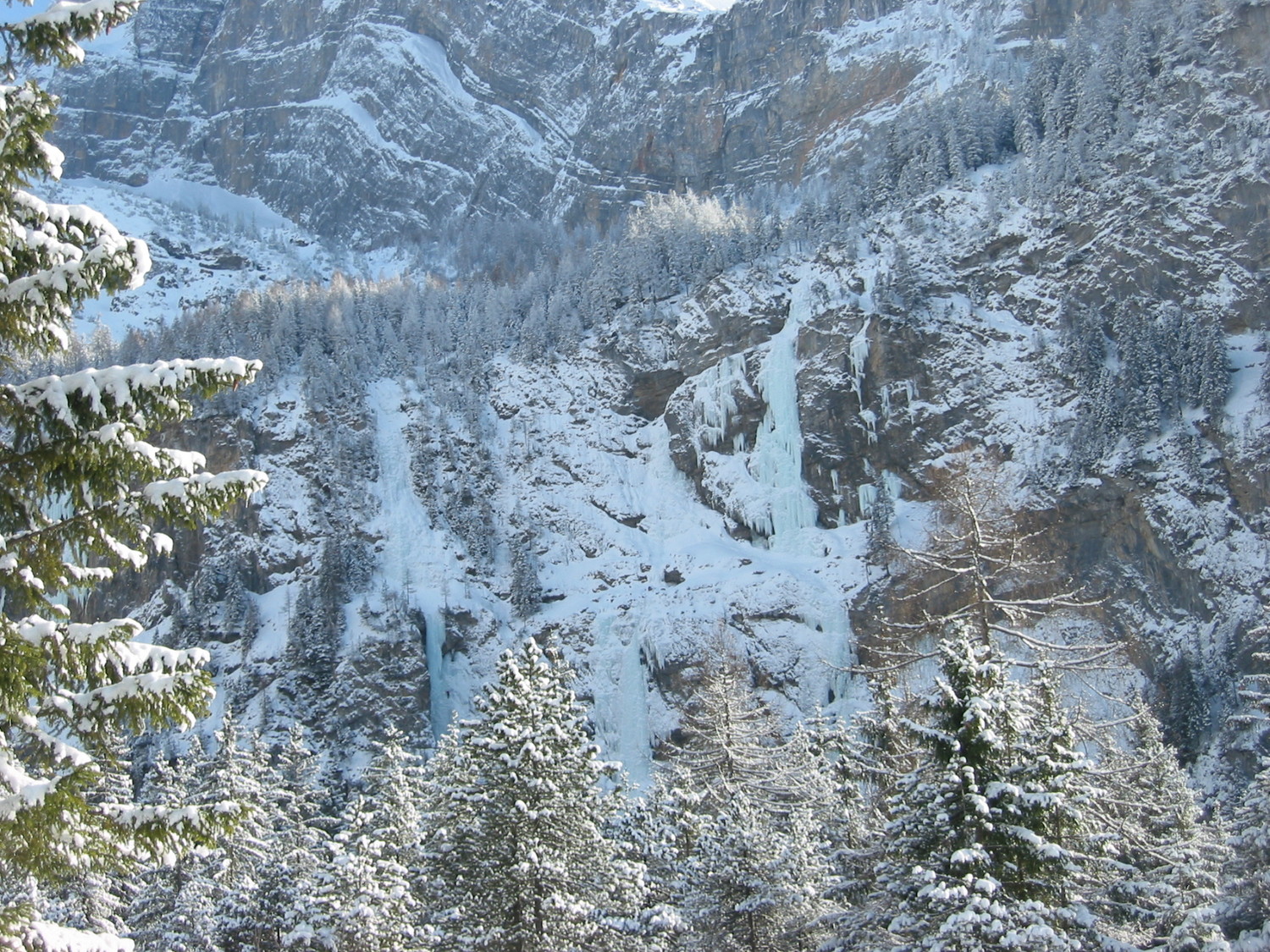 Vue d'ensemble de la voie Pingu sur la droite. Arbonium sous la neige au milieu. Ratenpissoir sur la gauche avec le cigare de L2.