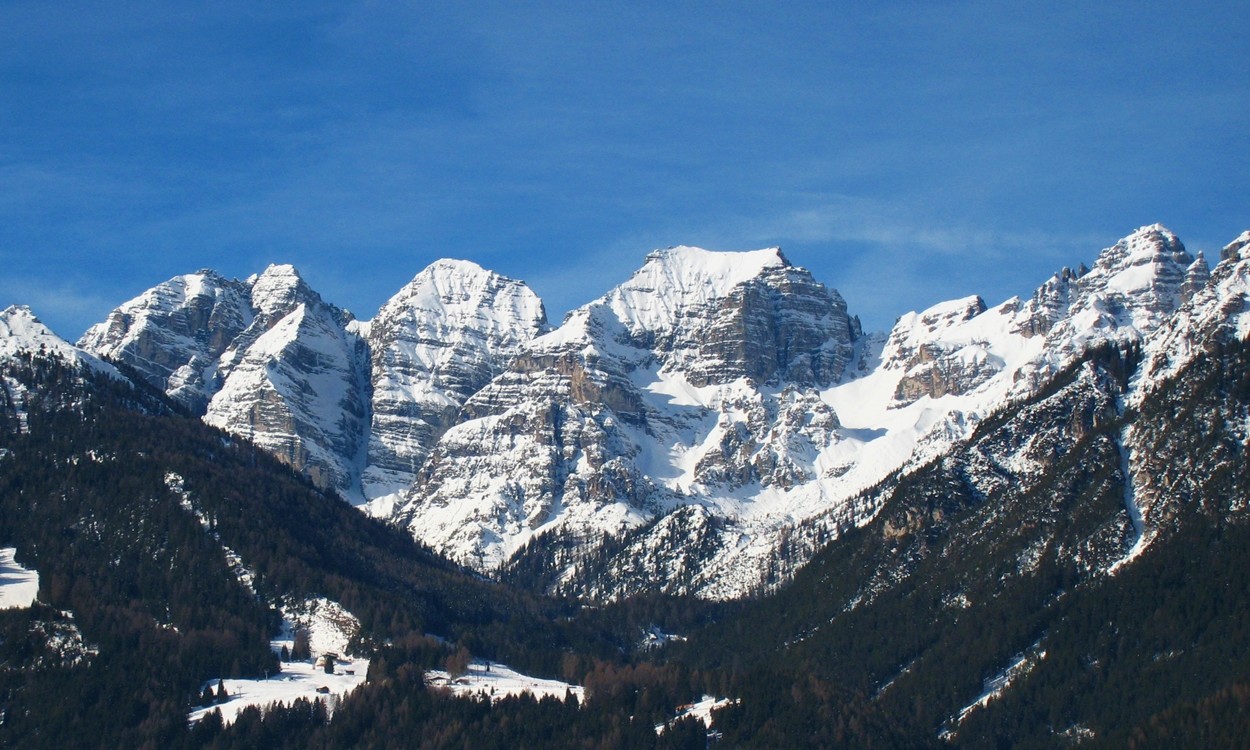 Les faces E de l'ensemble du Kalkögel, avec ses piliers et ses goulottes ; à G : le Schlicker Seespitze