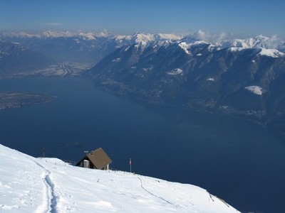 Le refuge Al Legn, au dessus de Locarno et du Lac Majeur Le refuge Al Legn, au dessus de Locarno et du Lac Majeur
