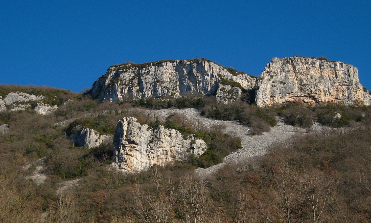 En bas, une des nouvelles barres équipées de Pont-de-Barret (celles du haut ne le sont pas) ; "Le Bec qui se tend", orientée W