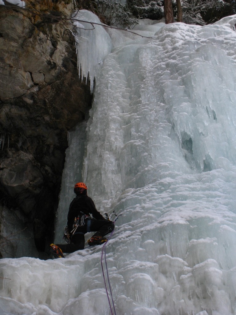 Cascade de Mayou, JB en balade dans la ligne de gauche
