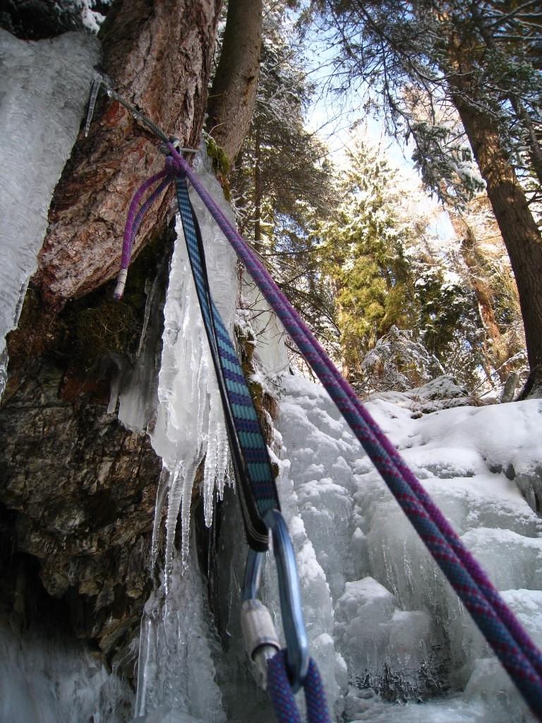 Cascade de Mayou, relais de G sur arbre (cable et maillon rapide)
