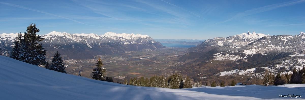 Vue sur le Léman et la plaine du Rhône depuis Le Lués
