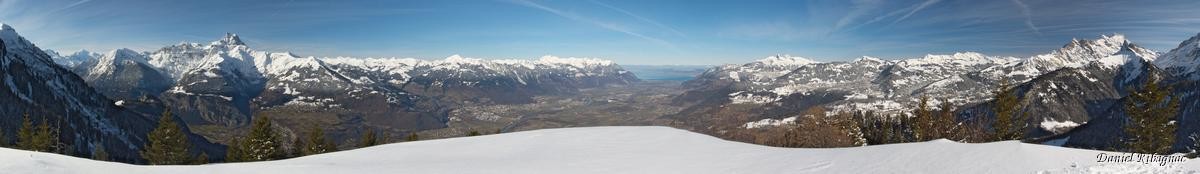 Vue panoramique sur la Cîme de l'Est, les Cornettes de Bise, le Léman et préalpes vaudoises