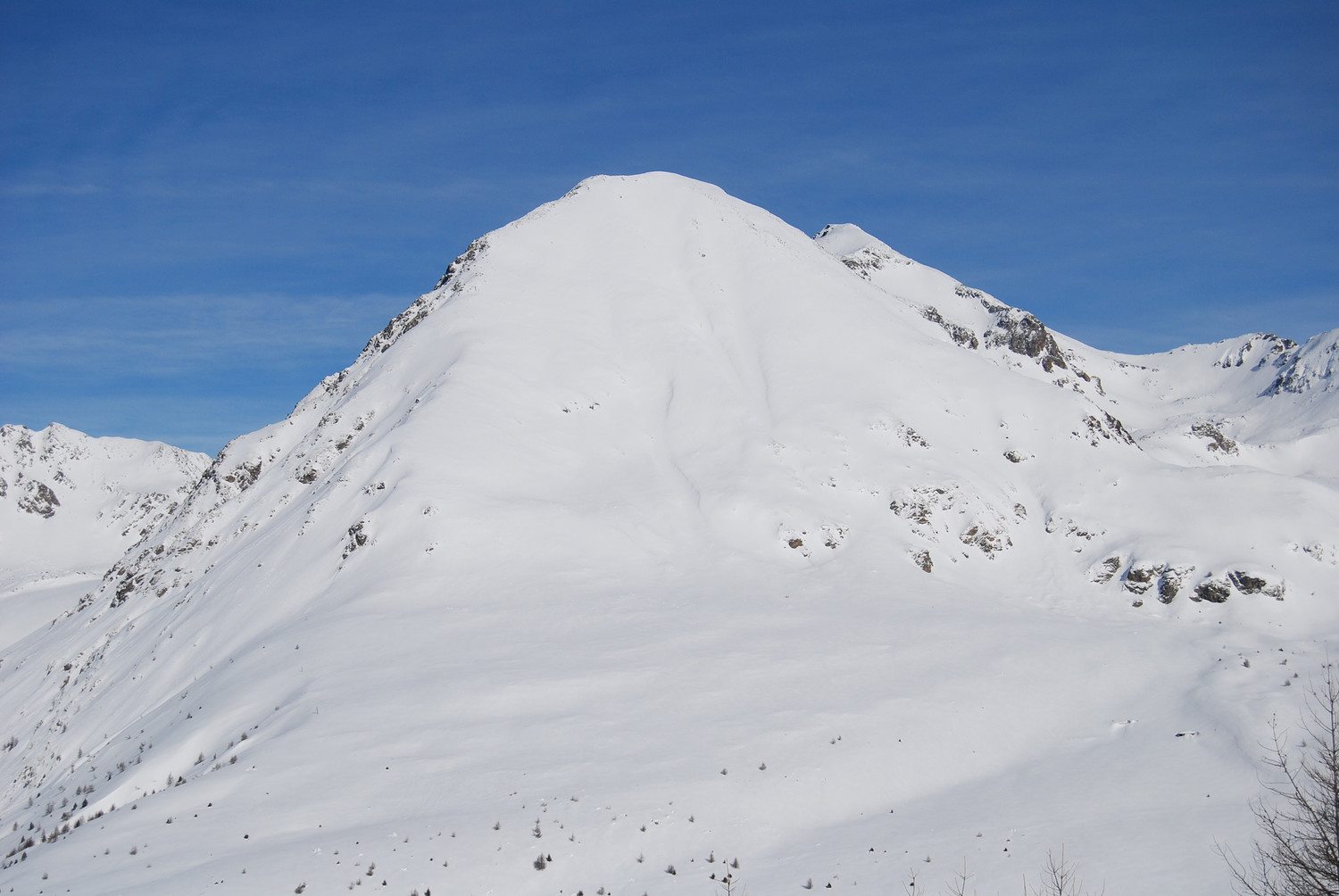 La ripida pala S della Cima di Grom 2773 m, vista salendo al Monte Pagano 2348 m.