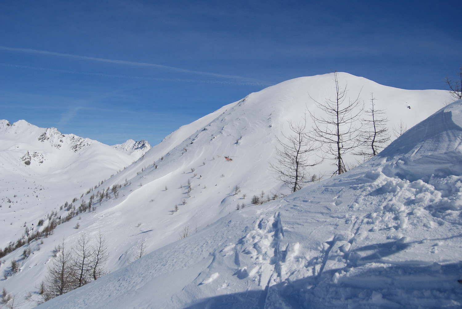 l'elicottero dell'eliski ora fa il bis a ritrasportare gli elipirlotti dopo la Cima di Grom, ora anche verso il Monte Pagano!