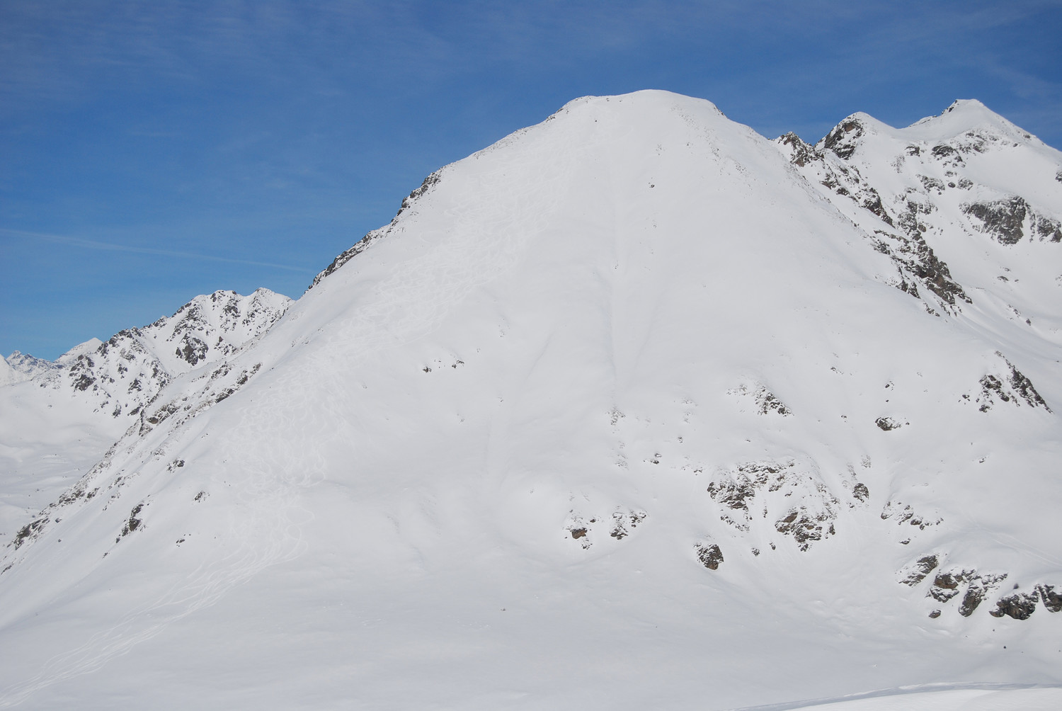 La ripida pala S della Cima di Grom 2773 m, vista dal Monte Pagano 2348 m.