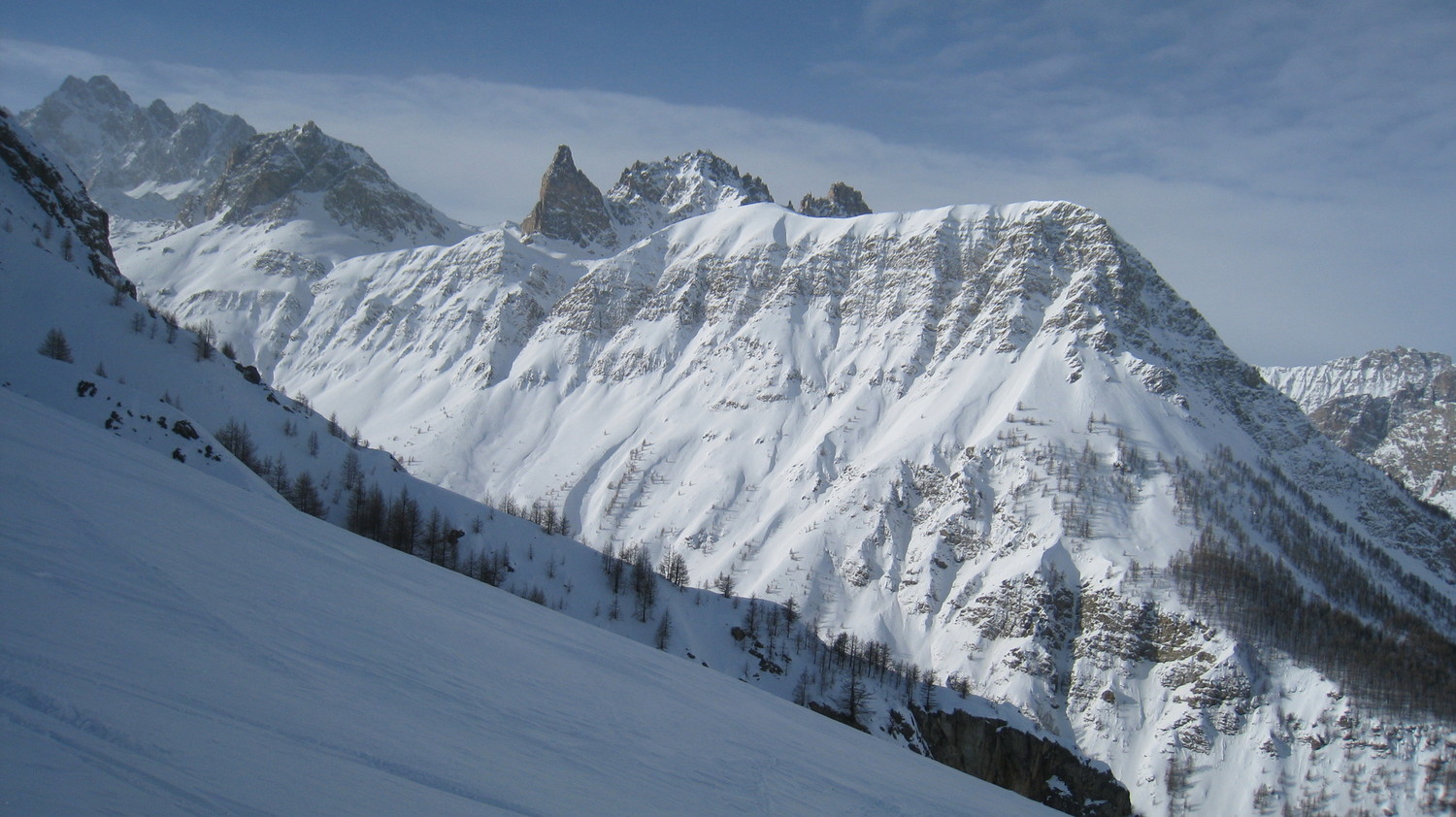 En montant, l'Aiguille Large, et l'Aiguille Pierre André