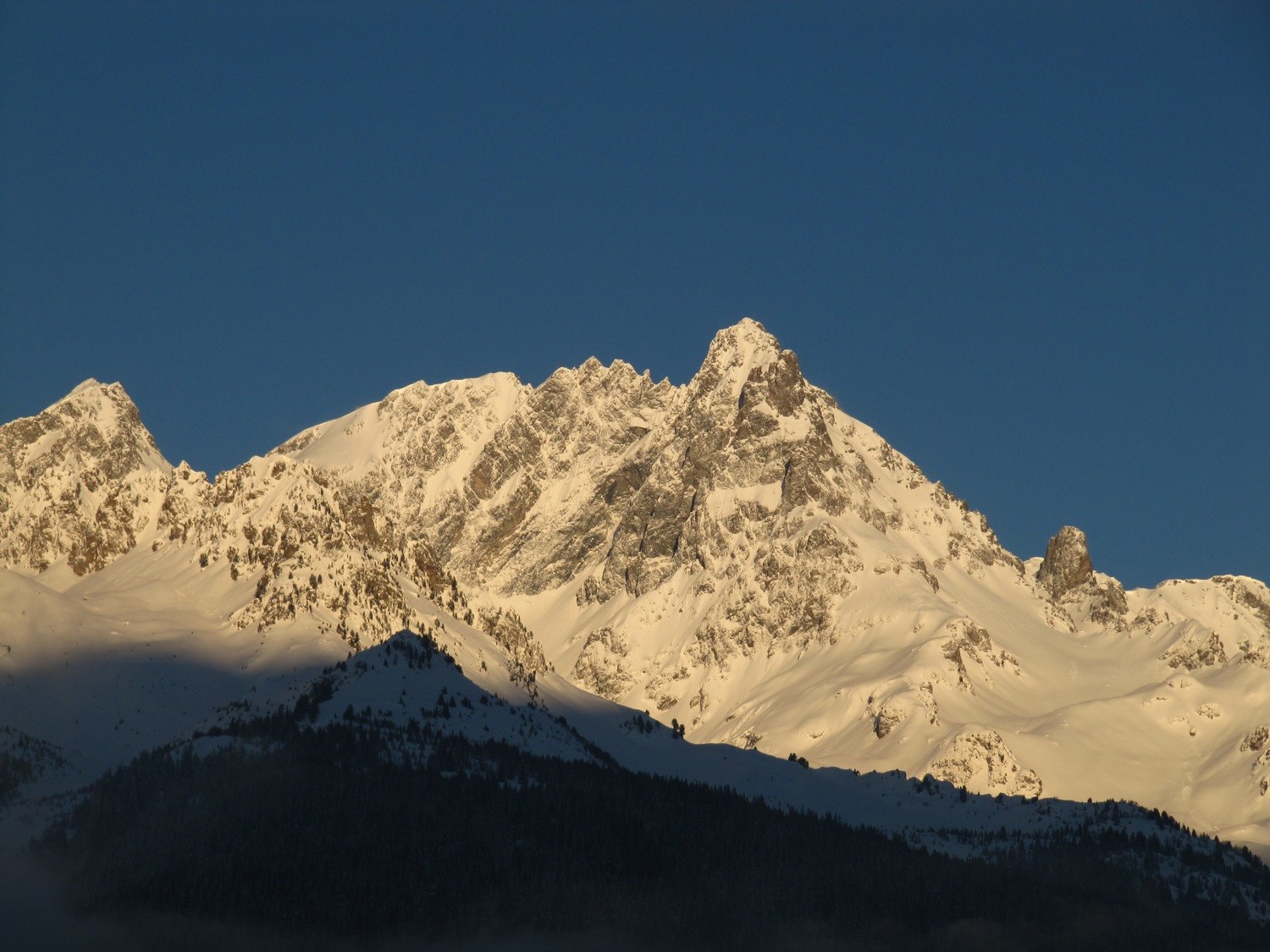 Grand Pic de Belledonne au lever du soleil depuis Oz en Oisans