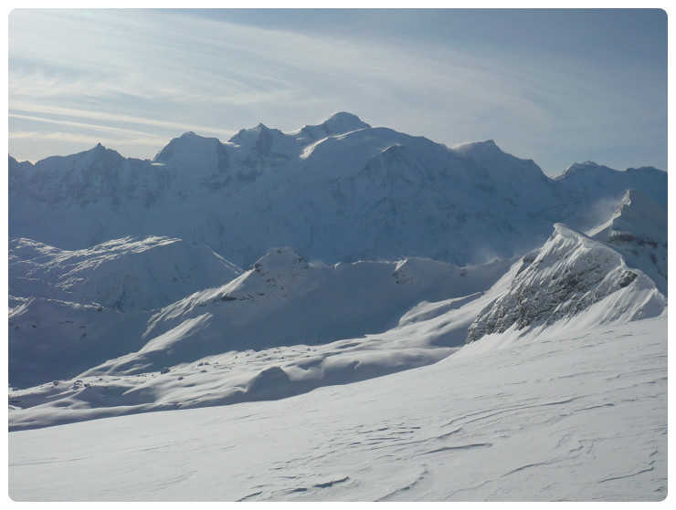 Massif du Mont-Blanc. Châteaux de Cran et pointe de Platé tout à droite