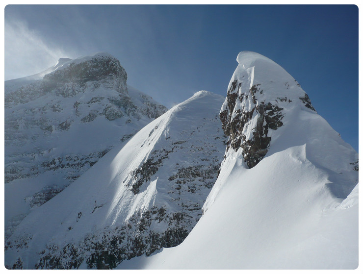 Pointe de Platé à gauche, col de la Portette à droite