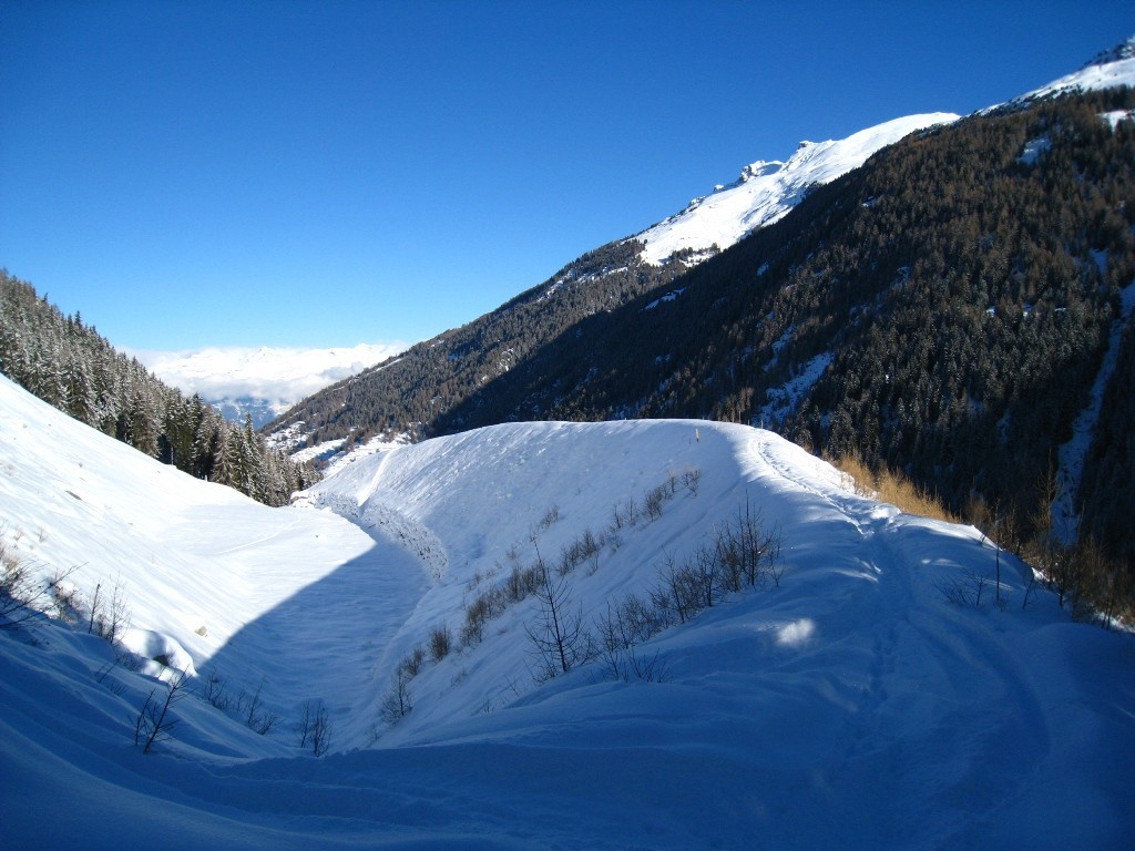 Sur le chemin, une digue de protection contre les avalanches