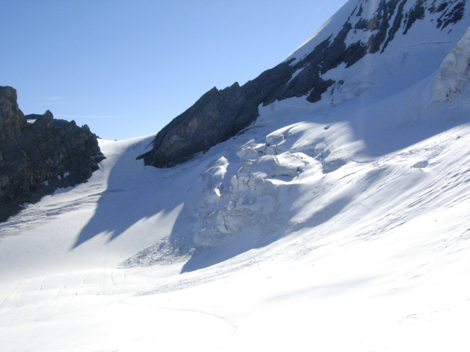Le col qui est sous l'arête rocheuse