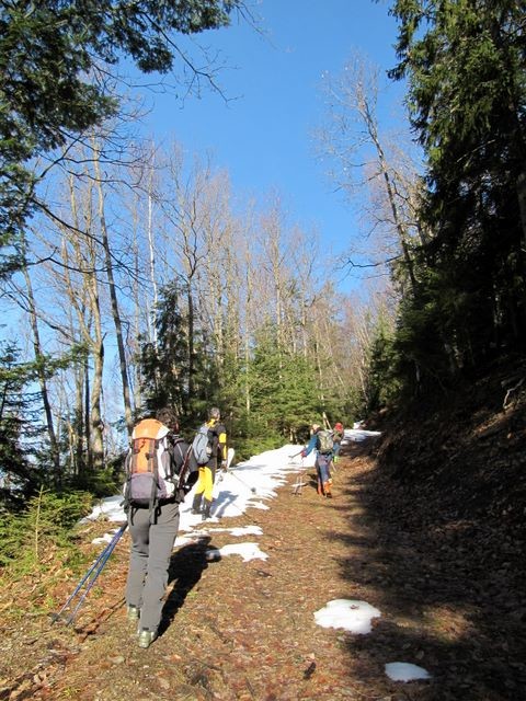 Petit portage au cours de la montée vers Prodin