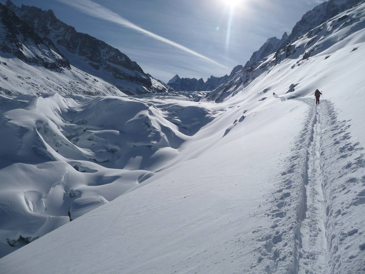 Trace sur le glacier, le dolent au fond