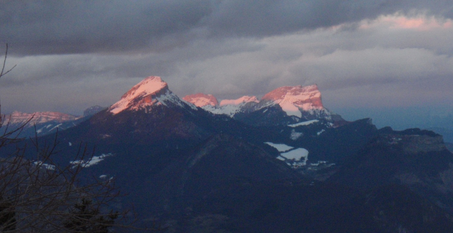 Lumières du soir sur Chamechaude et la Dent de Crolles