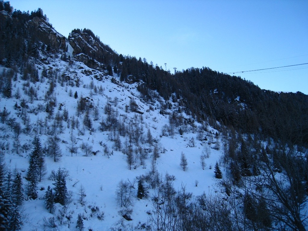 Cascade du téléphérique vue depuis Zinal