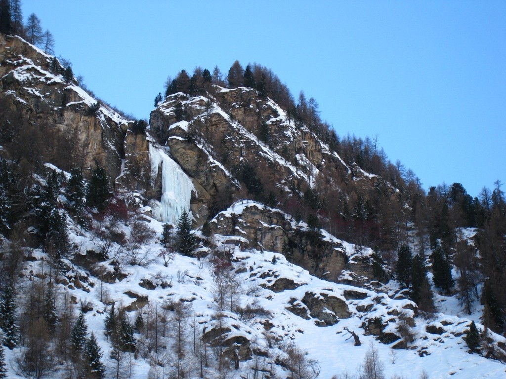 Cascade du téléphérique vue depuis Zinal