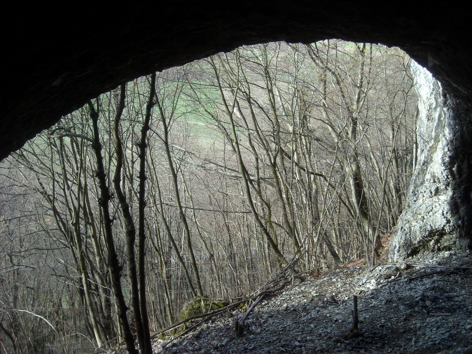 Cavité dans la première barre rocheuse.