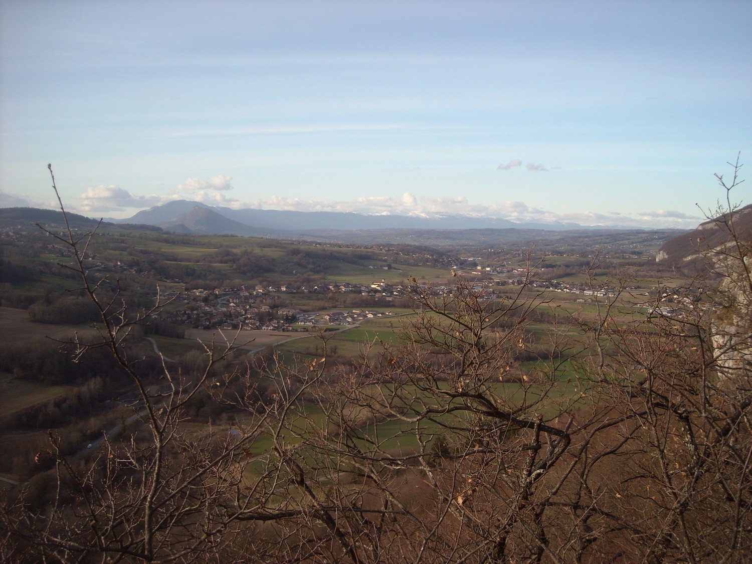Depuis le bord de la 4ème barre, vue sur la Mandallaz, le Vuache et le Jura.
