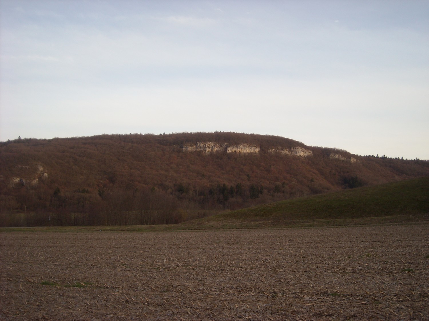 Vue générale sur les "falaises" de la Montagne d'Âge.