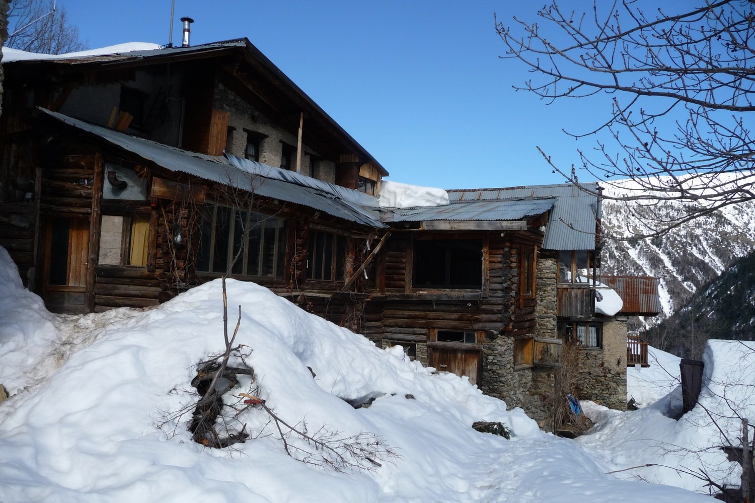 Refuge Sabarnui vu de gauche