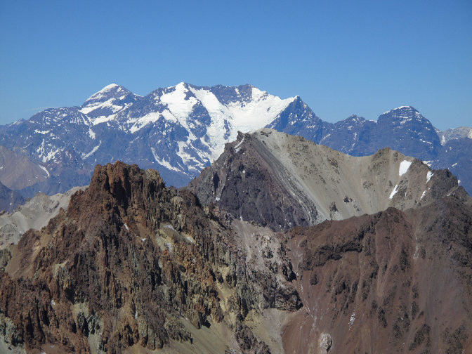 Nevado El Plomo (6070 m) et Cerro Juncal (5950 m) au sud
