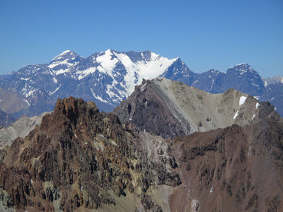Nevado El Plomo (6070 m) et Cerro Juncal (5950 m) au sud