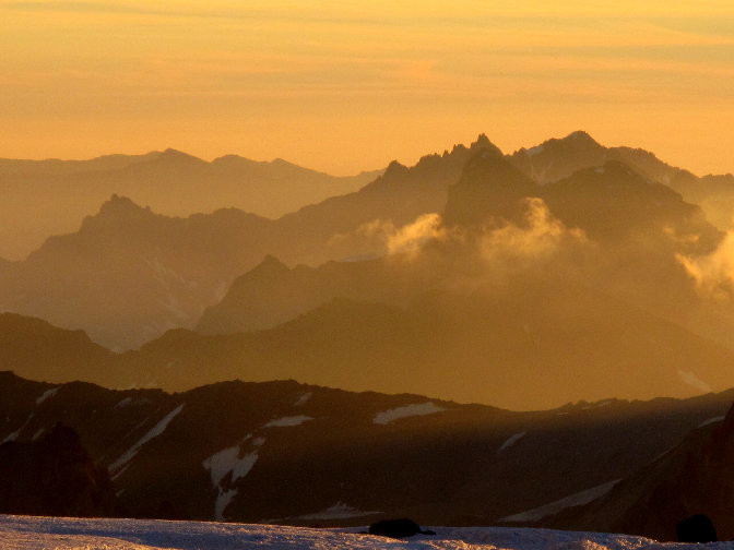 Les cimes rougeoyantes des Andes