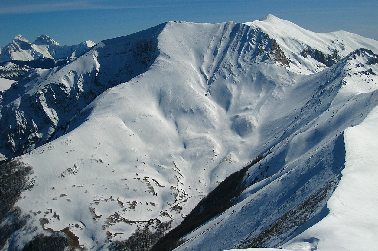 Le versant N de l'antécime 1997 m du Jocou, vue du Barral.