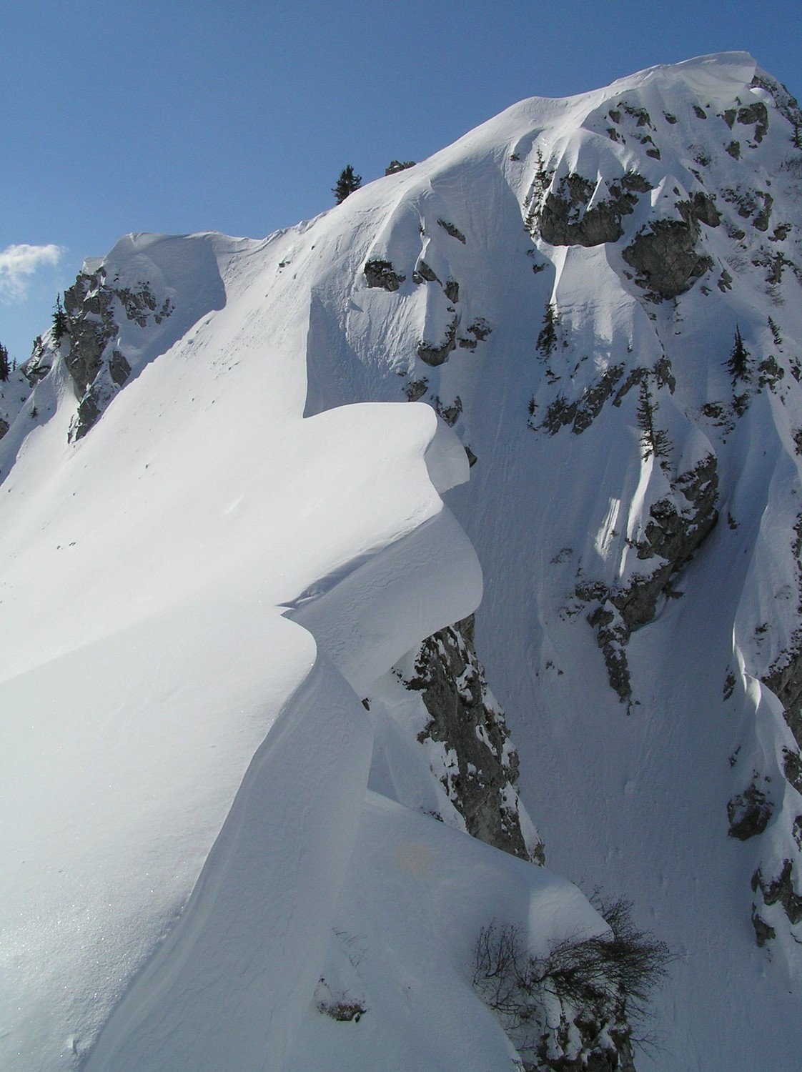 Enorme corniche au-dessus de la sortie du couloir de la Dent du Requin