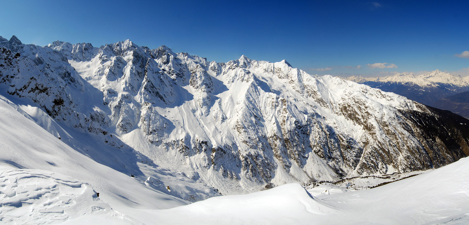 Il selvaggio versante E della Valle d'Arigna, dalla quota 2344 m.