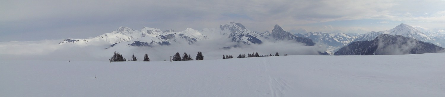 Pointe d'Autigny, panorama avec Dent d'Oche, Cornettes de Bise, Mont Chauffé, Mont de Grange