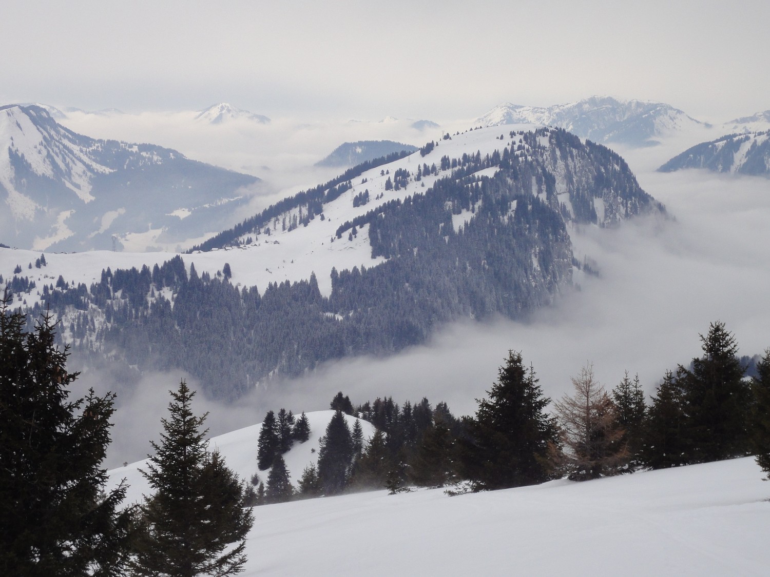 En montant à Lachaux, Chalets et Pointe d'Autigny