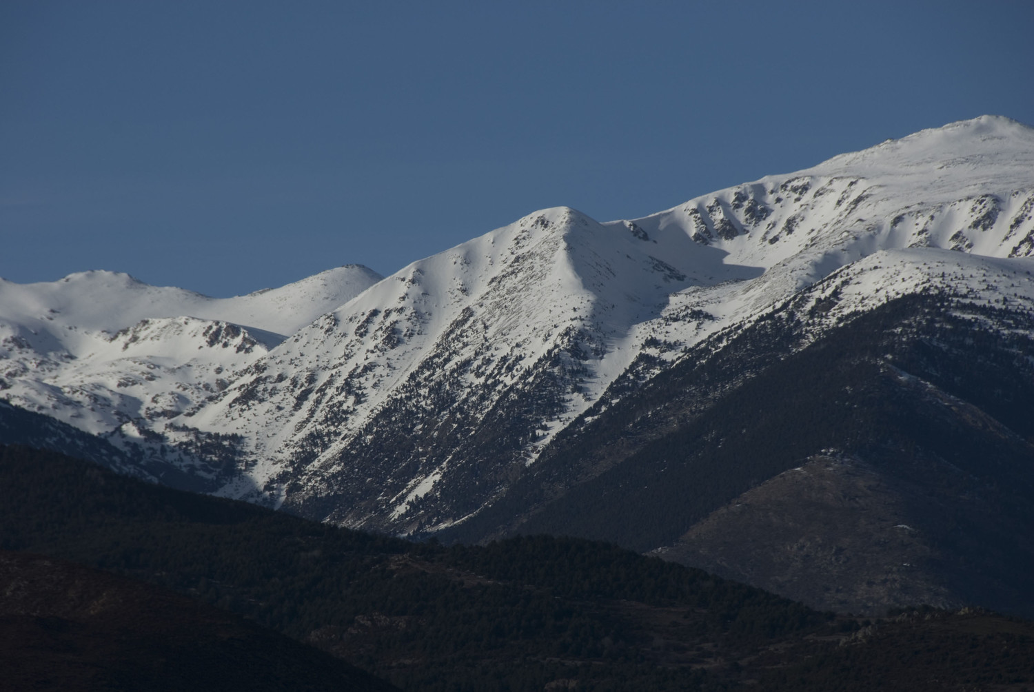 Cara S del Puigpedrós. Al centre, el cim secundari de cota 2.726m