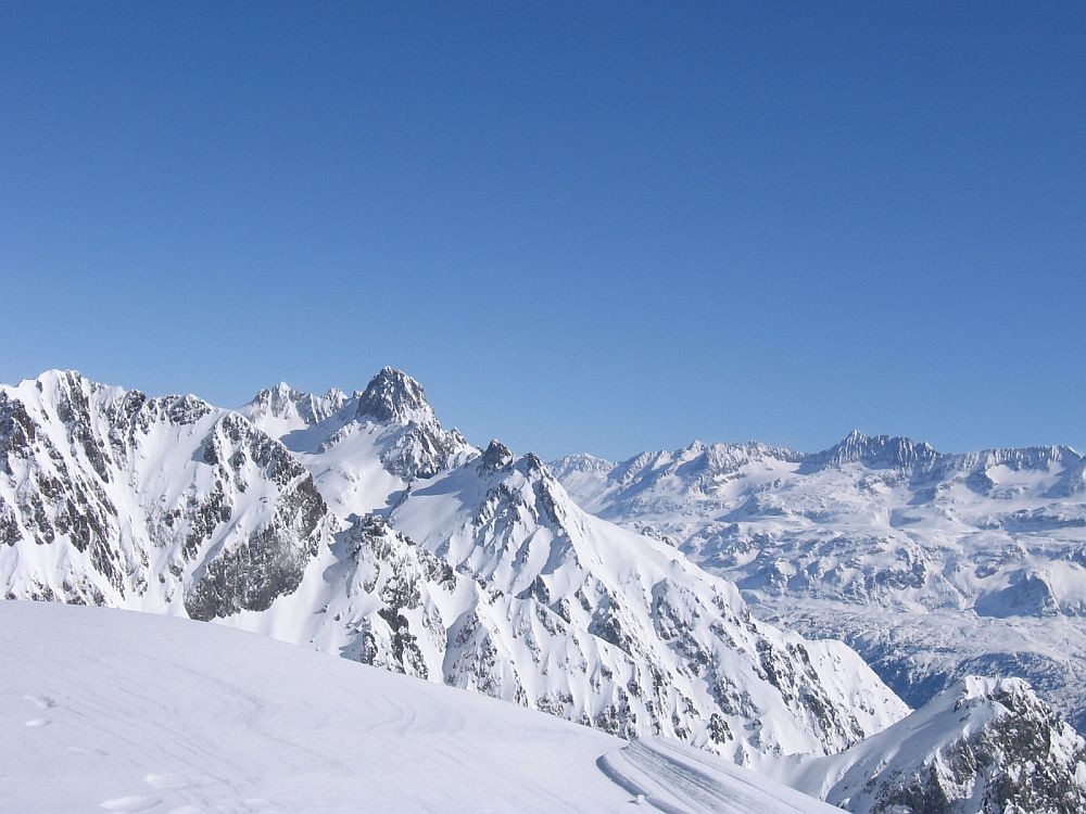 Vue vers le N/E depuis le sommet du Grand Sorbier : Pic de Mirebel , Lance et Charnier d'Allemont (?) , Grande Rousses