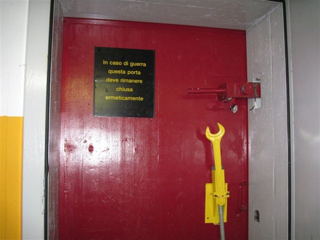 la porta della camerata...