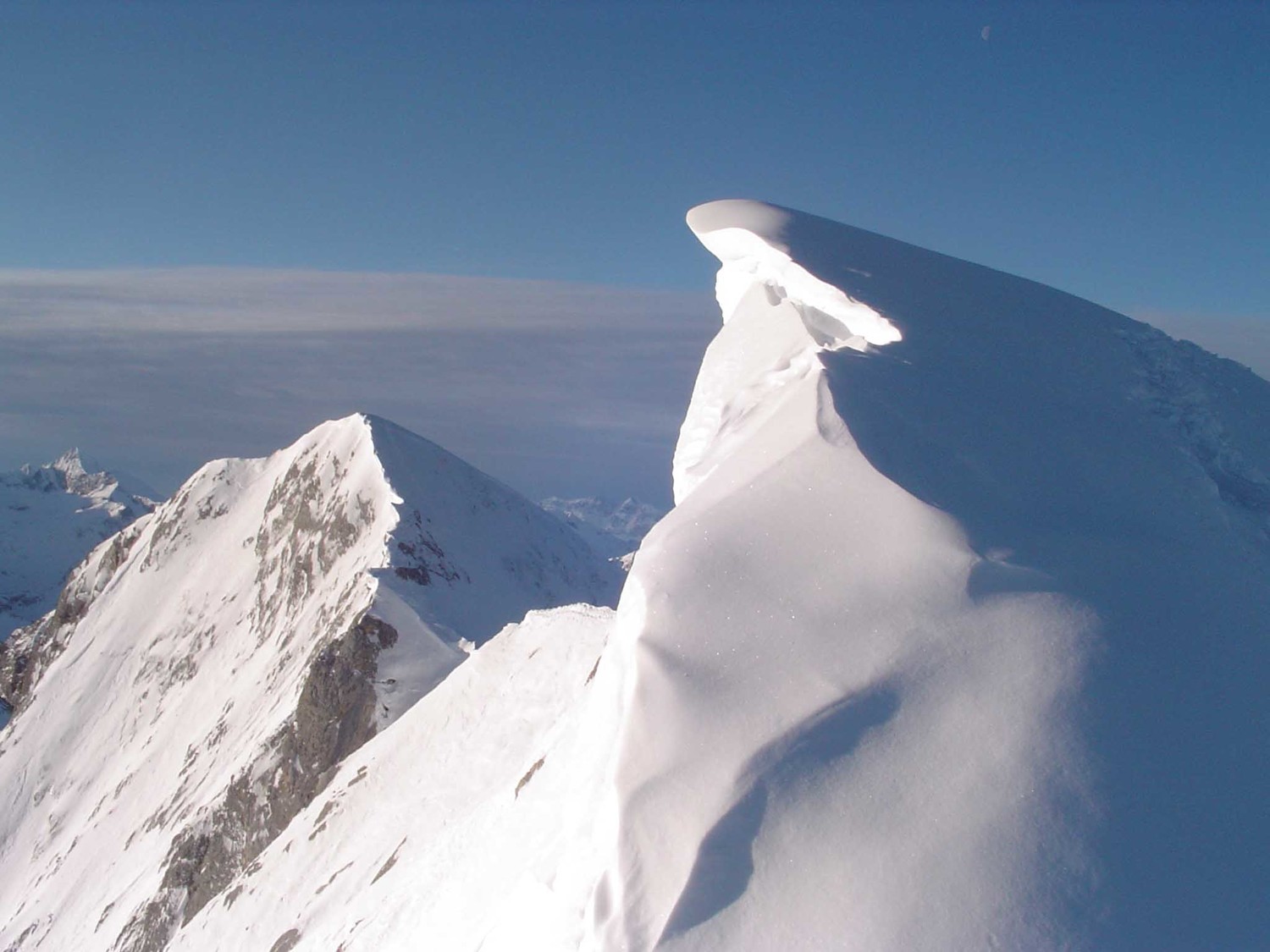 corniche sur l'arête sommitale
