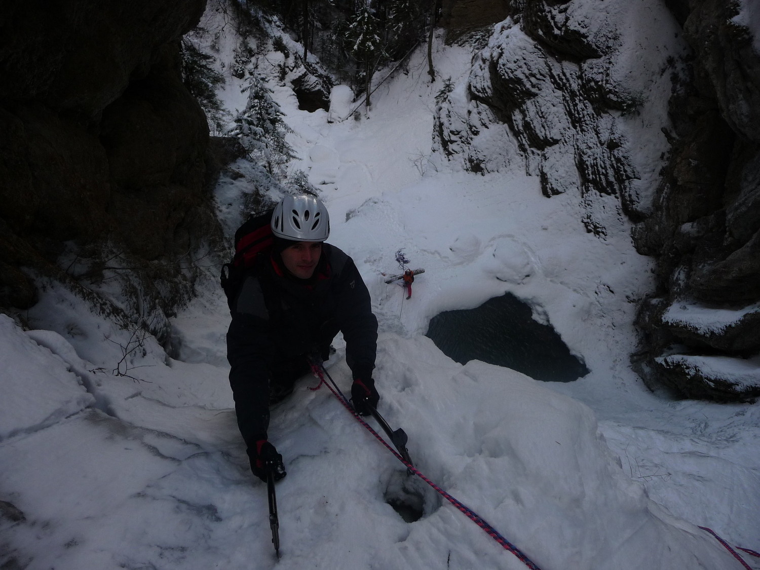 Julien en haut de la 4ème longueur, avec la vasque au fond
