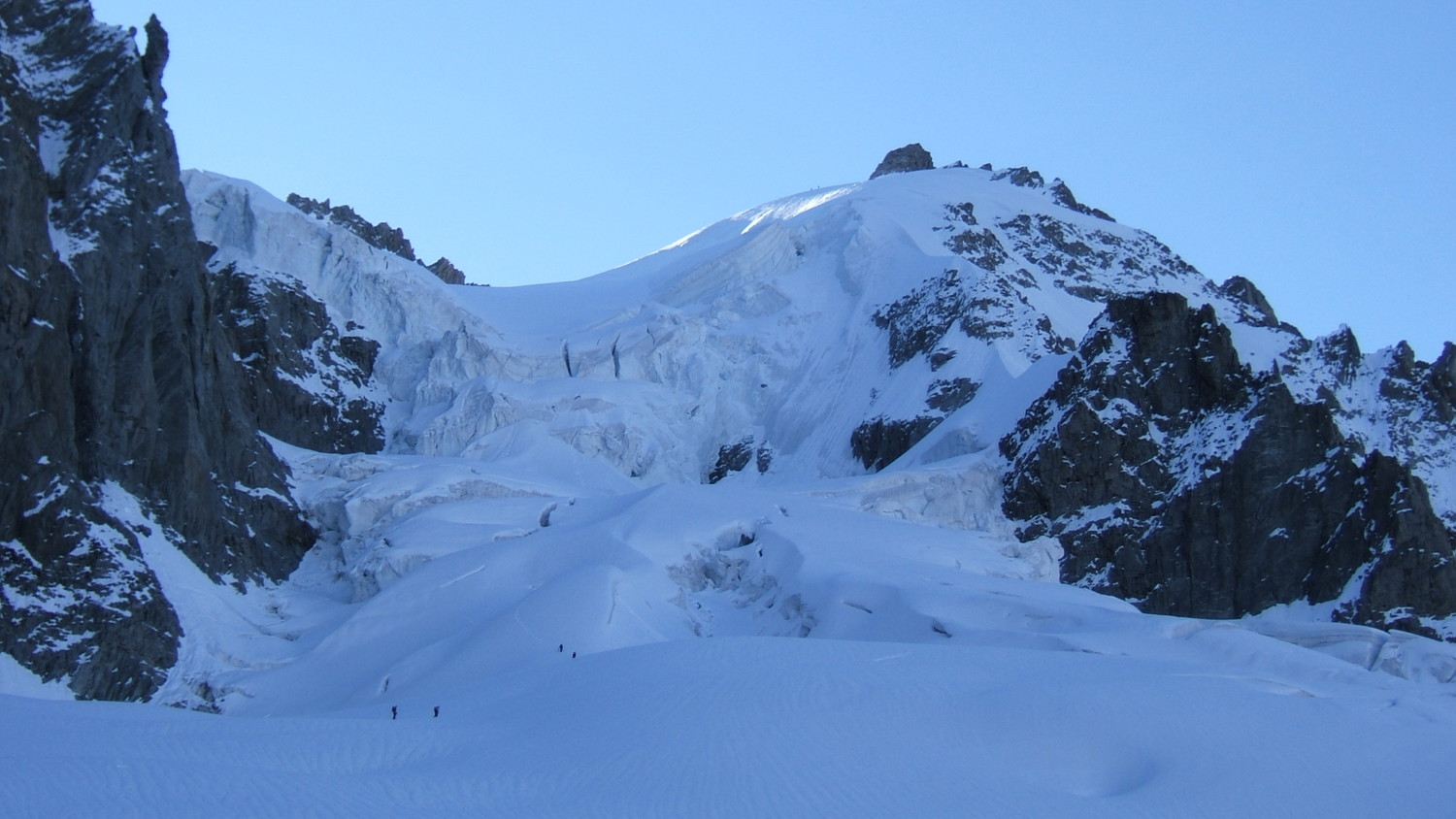La grande crevasse et les séracs que l'on évite en passant à droite