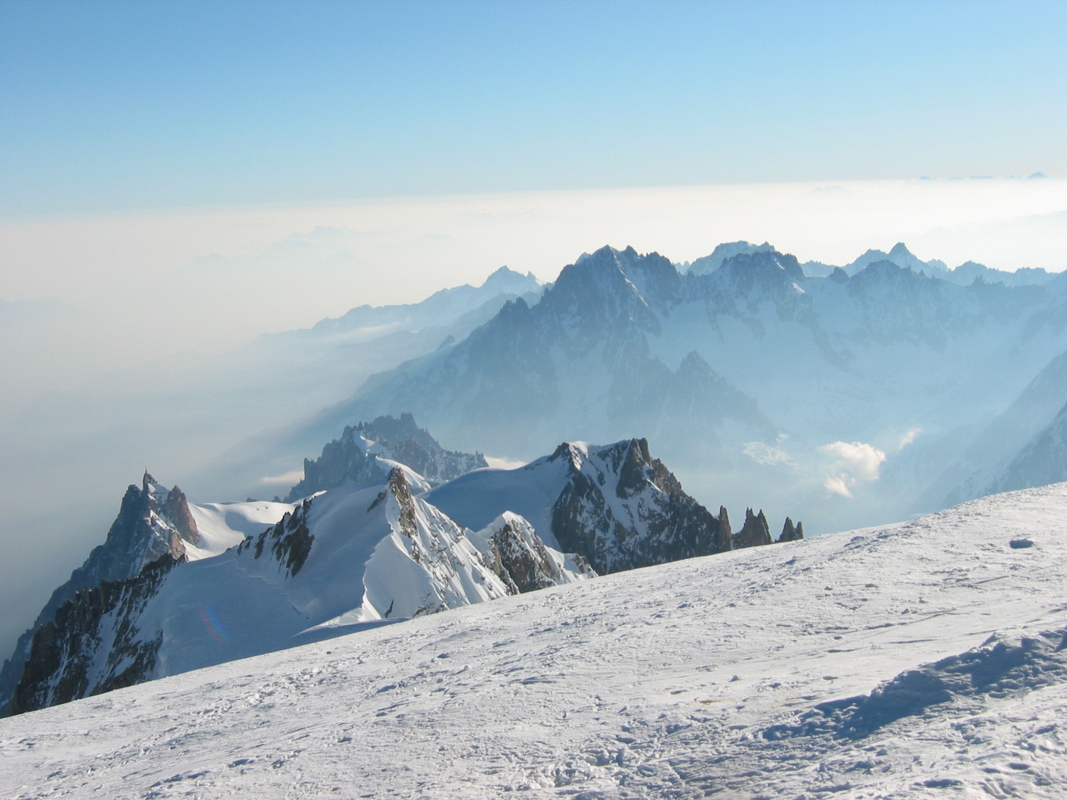 Vue depuis le Mont Blanc vers l'Aiguille du Midi