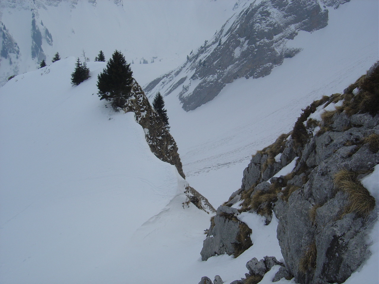Le départ du couloir de gauche dans le V. Au bas, la pente du col de Chaudin